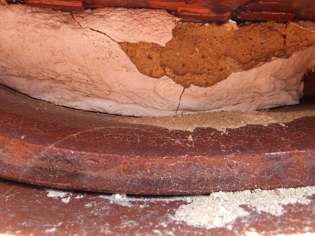 一部剥離が生じた漆喰